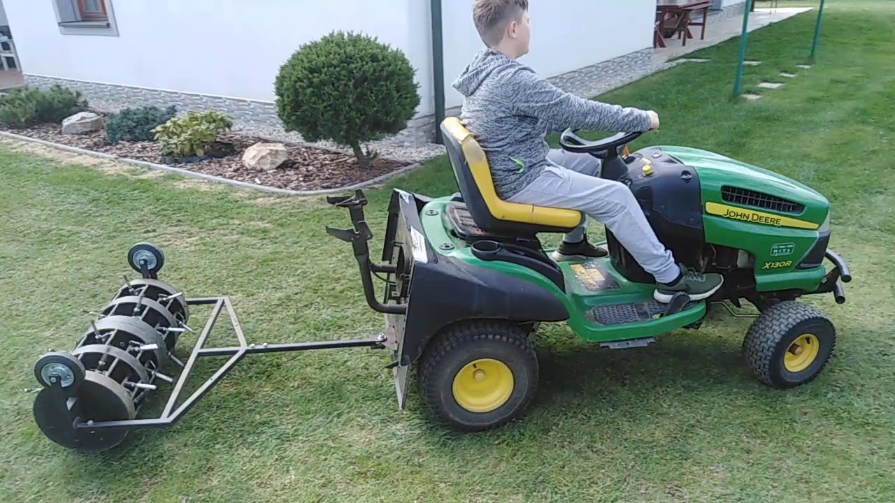 Lawn aeration With hollow spikes. Aerifikace tr&aacute;vn&iacute;ku dut&yacute;mi hroty