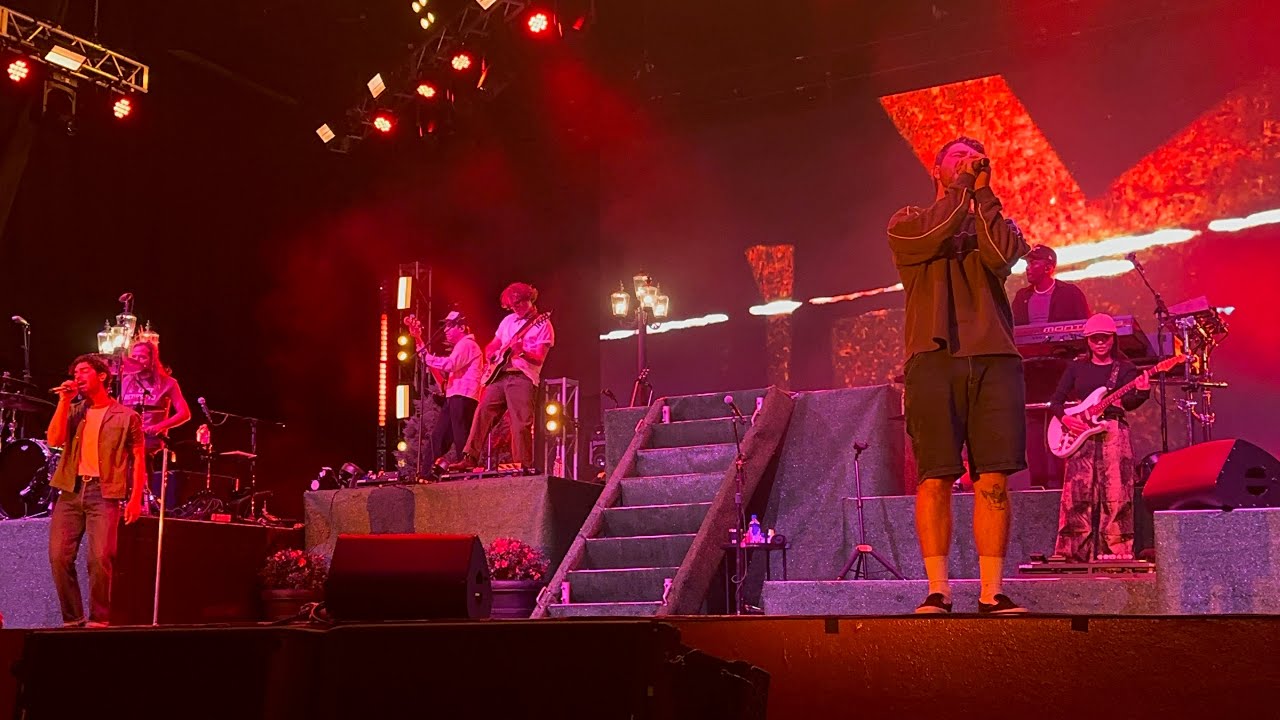 Joe Jonas & Alex Warren Perform “Burning Down” LIVE at Universal Orlando Mardi Gras 2025 2.8.25
