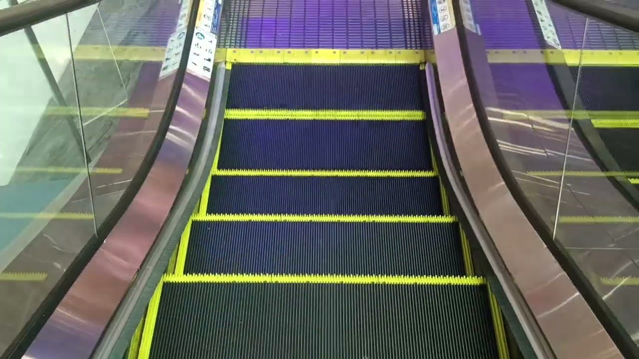 (Full ride!) 8x Hitachi escalator at Central Korat, Nakhon Ratchasima, Thailand.
