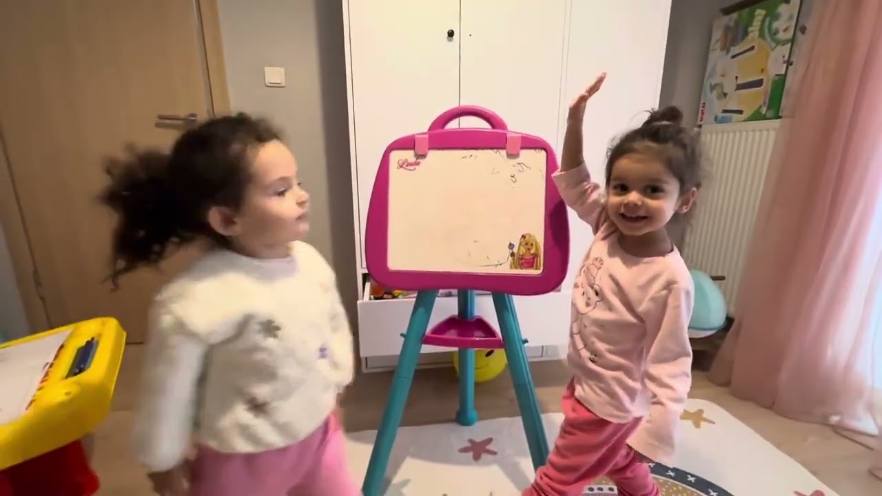 KIZLAR OYUN ODASINDA BOYAMA YAPIYOR
