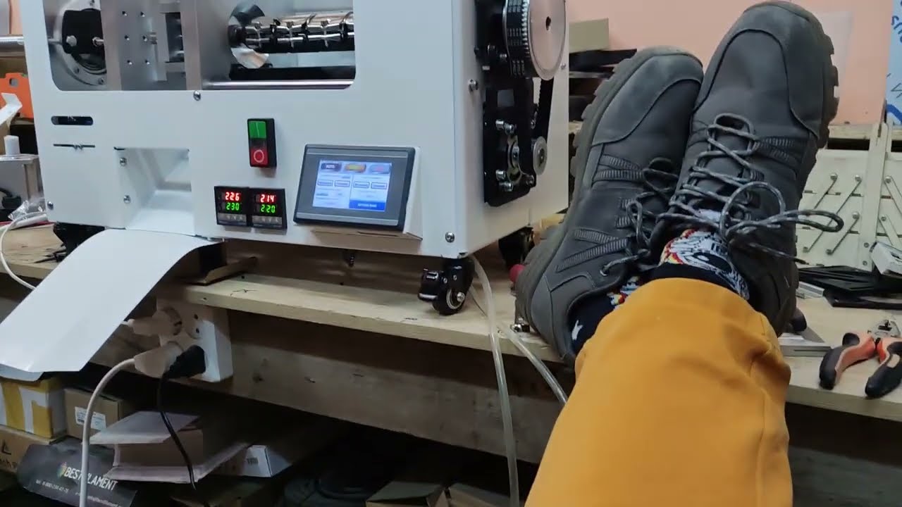 Desktop injection molding machine