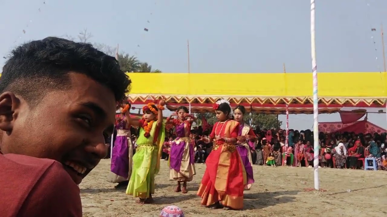 চুলে লাল ফিতা গাইয়া 