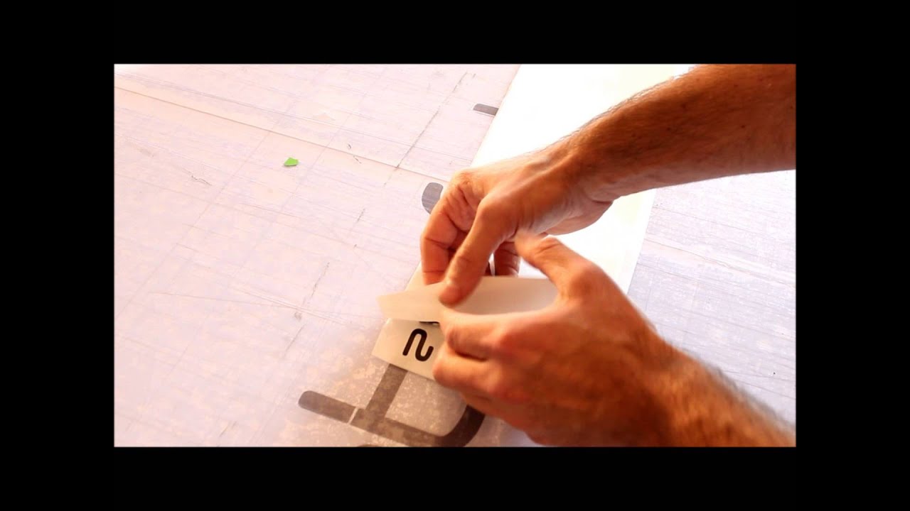 Freigestellte Schriften mit Transfertape von Tr&auml;gerpapier entfernen