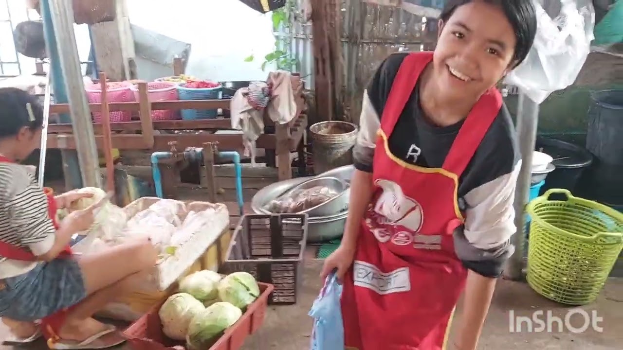 มาส่งเสื้อผ้าให้น้องทองกับนางอ้น