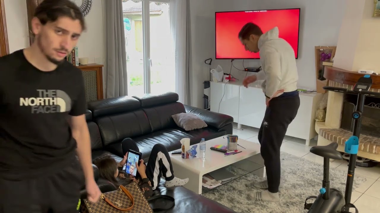 JE FAIS CROIRE A MON FRÈRE QU'UNE ATTAQUE NUCLÉAIRE ARRIVE ! ( il veux quitter la France)