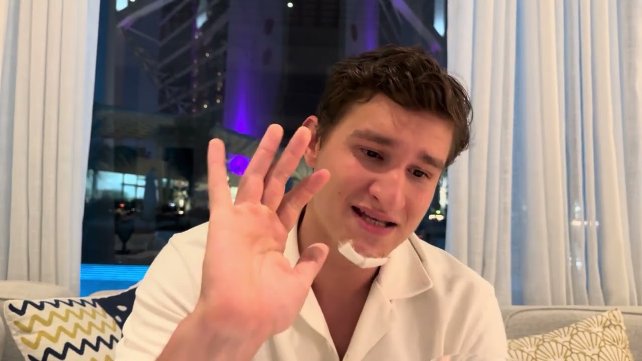 Alex (20): Billionaire in Dubai?