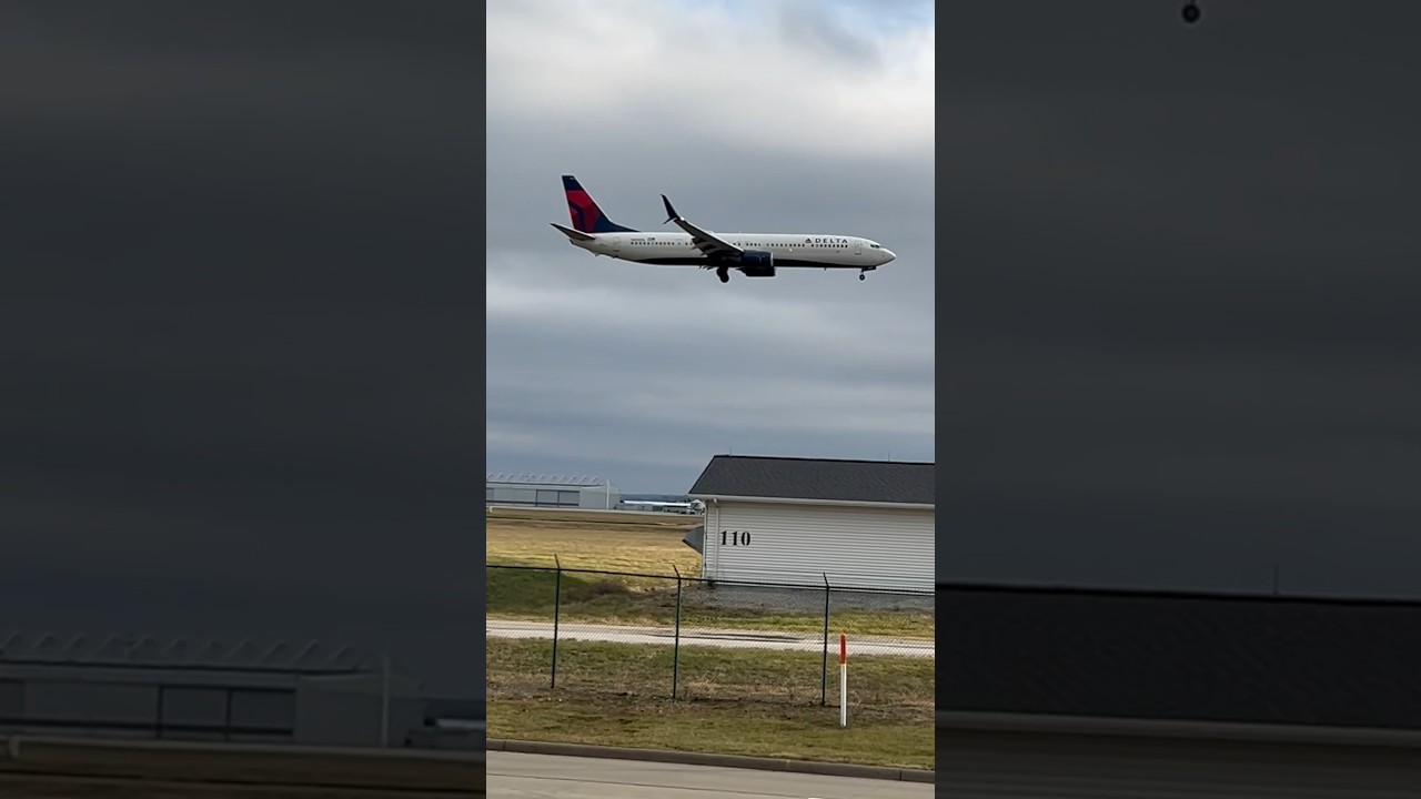 Delta Air Lines Boeing 737 landing at Cleveland #cleveland #aviation