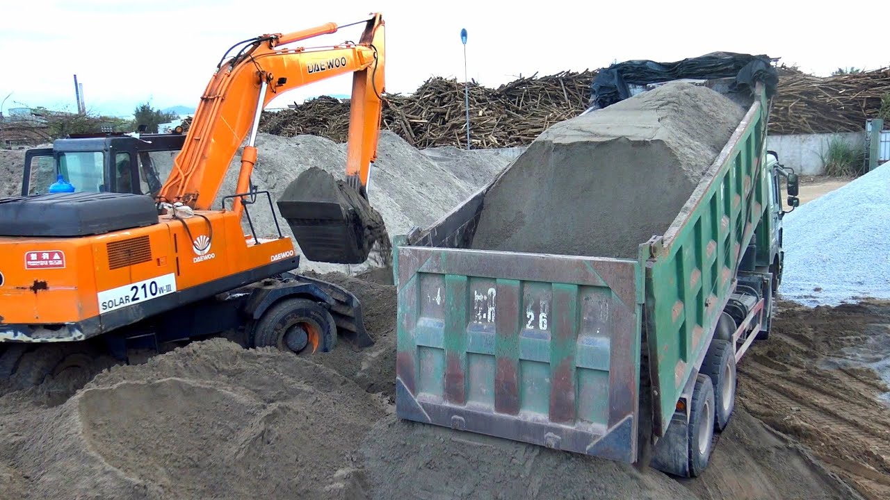 Xe &Ocirc; T&ocirc; Tải Ben HOWO Chở V&agrave; Đổ Đất, M&aacute;y X&uacute;c DAEWOO SOLAR210W M&uacute;c Đất | Excavator Truck | TienTube TV