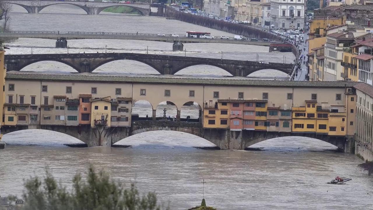 FIRENZE, l'ARNO raggiunge i 3,64 metri