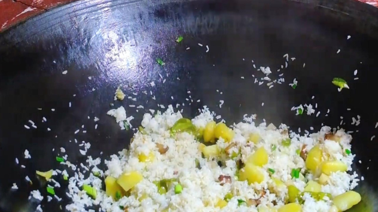 Pea, Potato, and Smoked Pork Rice Stew 新鮮豌豆脆嫩清甜，洋芋煎至外焦裡糯，臘肉香煎出油，裹上顆粒分明的米飯，吸飽濃郁醇香，鹹香適中不油膩
