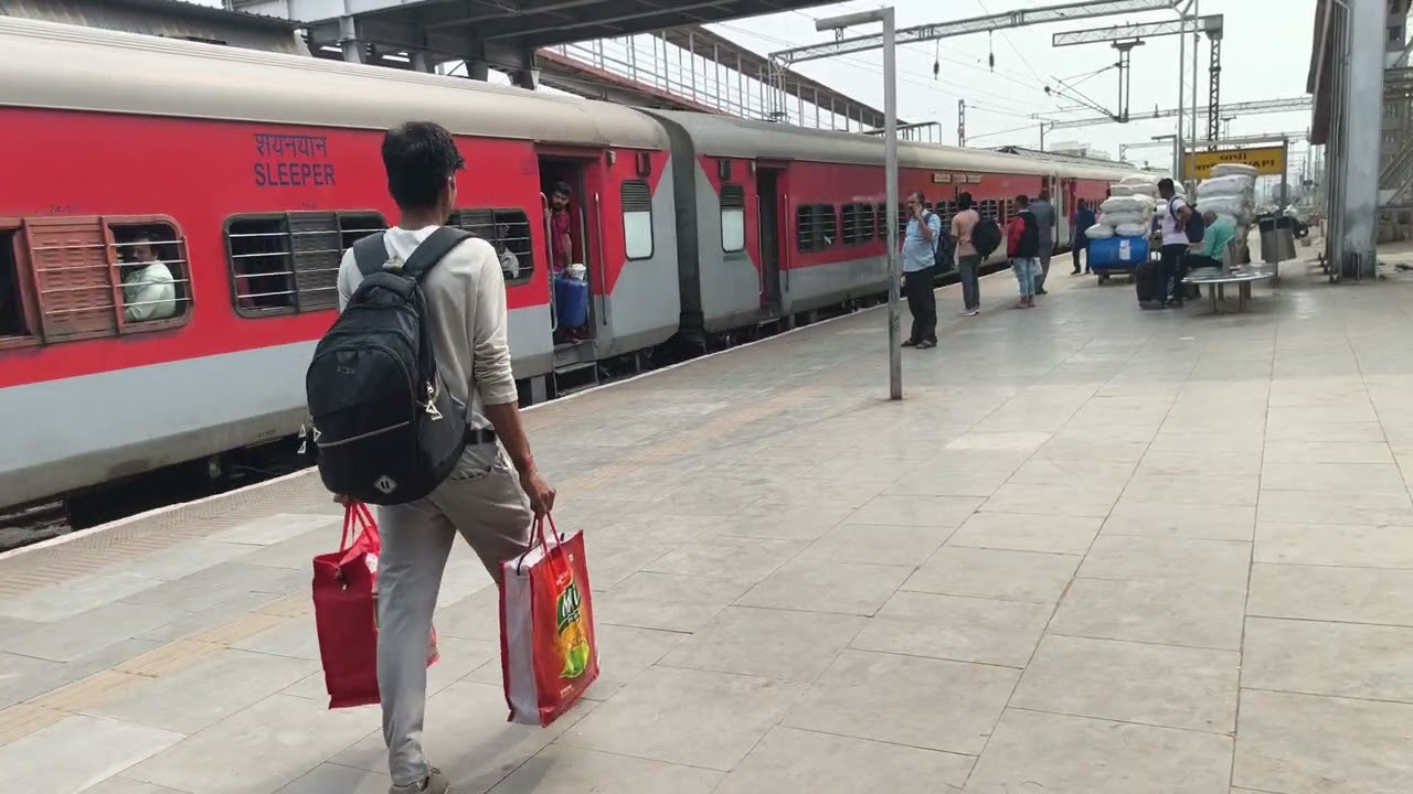 12925 Legendary Paschim Express entering Vapi