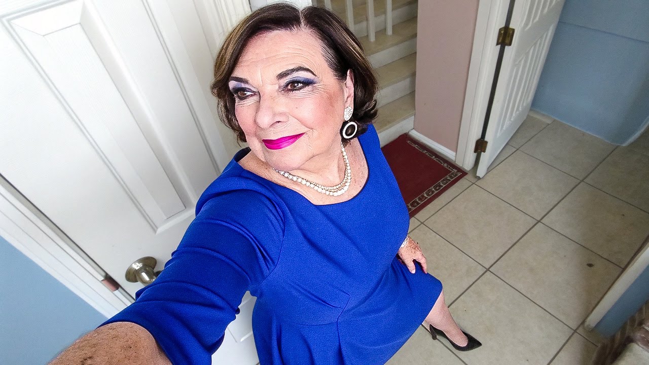Crossdressing At My Highschool Reunion [Crossdressing Stories / MtF Transition]