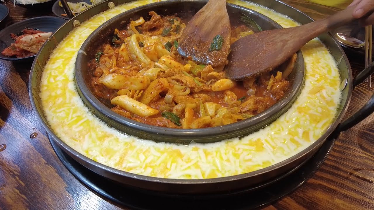 Korean Spicy Chicken Stew! Chicken Dakgalbi with melted cheese at Yoogane | EAT | KOREA