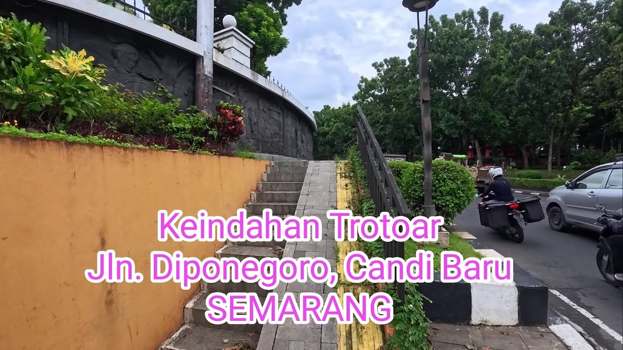 Trotoar Sangat Nyaman Bagi Pejalan Kaki | Taman Diponegoro, Semarang, Indonesia