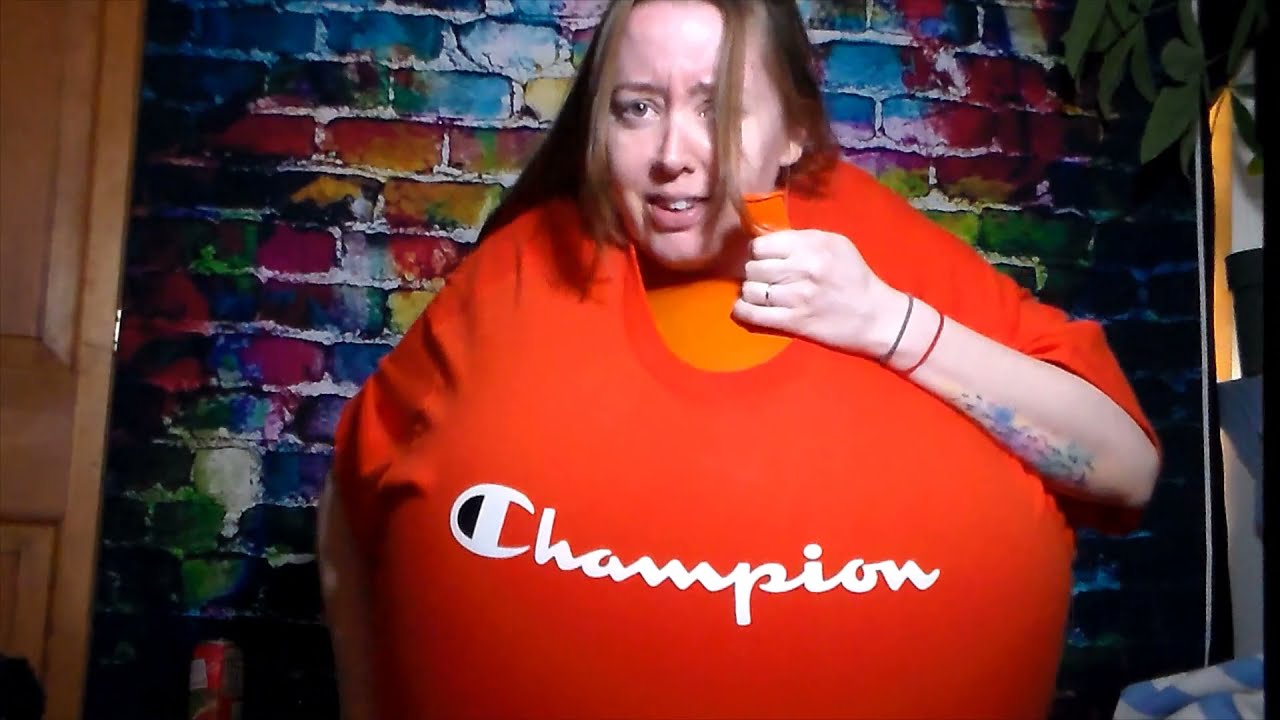 Надуваю шарик в новой футболке 2xl!