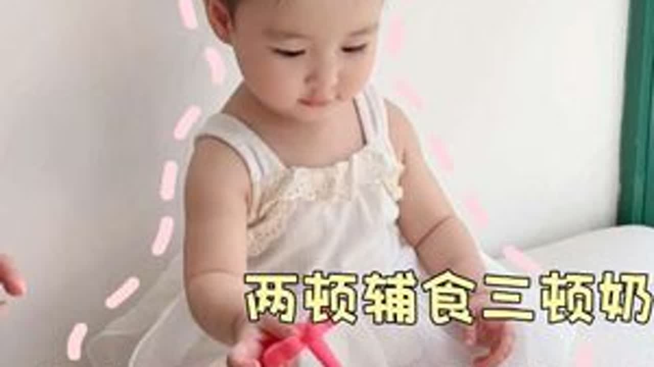 来看看12月高能量宝宝一天作息安排两顿辅食分别是：  上午11:00：午餐肉时蔬焖饭子 下午17:30 ：千层南瓜布丁3顿实际奶量量：200 200 200身高77cm体重19斤  8颗牙...