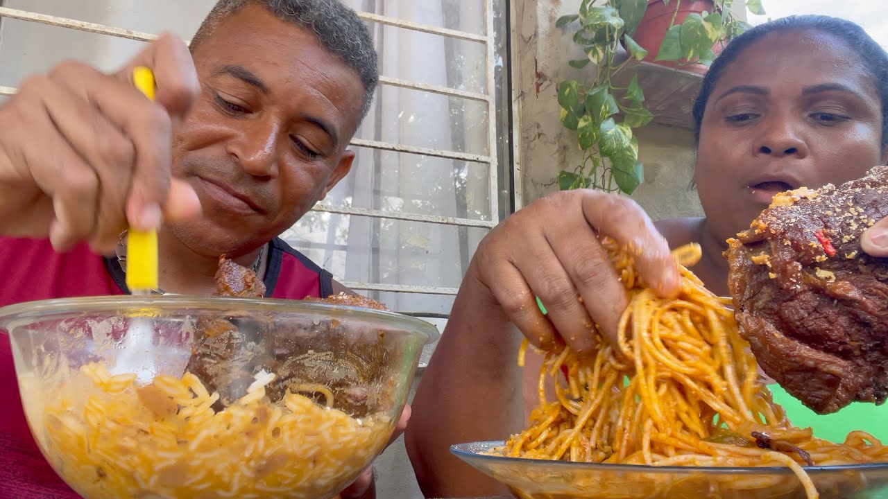 ALMOÇO DE HOJE AQUI NA ROÇA BIFE FEIJÃO ARROZ MACARRÃO FARINHA PIMENTA/ e uma boa conversa 💕🥰