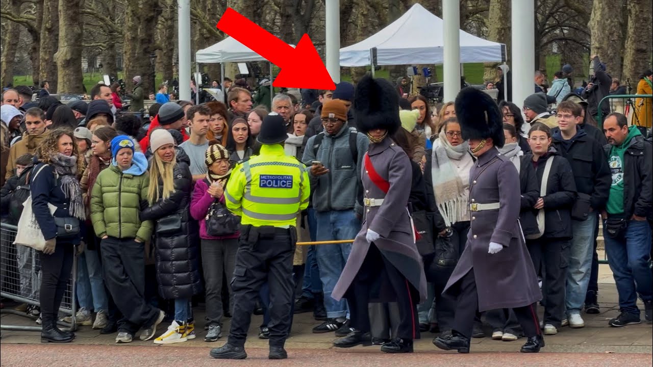 Crowds Surprised as Guards Squeeze Through – Changing of the Guard Compilation | 20/02/2026
