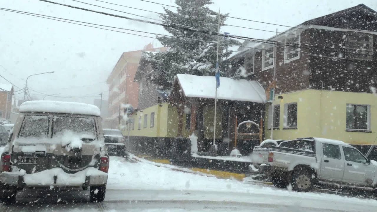 Circulando por Ushuaia bajo la nevada
