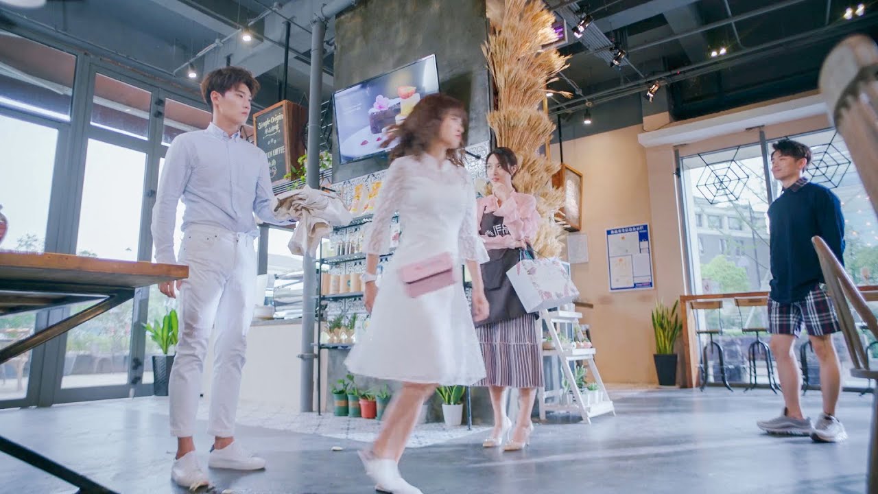 เมื่อเห็นซินเดอเรลล่าและคู่แข่งที่รักของเธอซีอีโอแกล้งทำเป็นน่าสงสารและขอร้องให้เธออยู่!