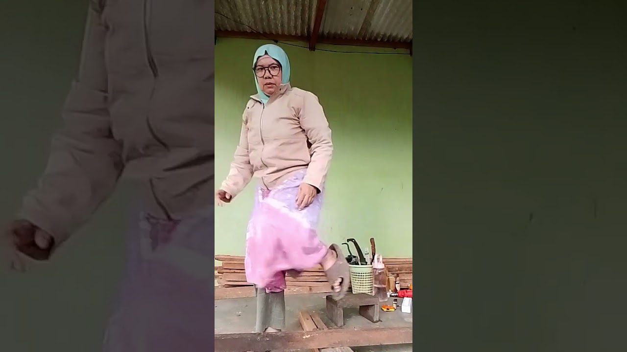 Proses pemotongan kaso untuk kerangka kandang ayam,selama liburan akhir tahun 2025