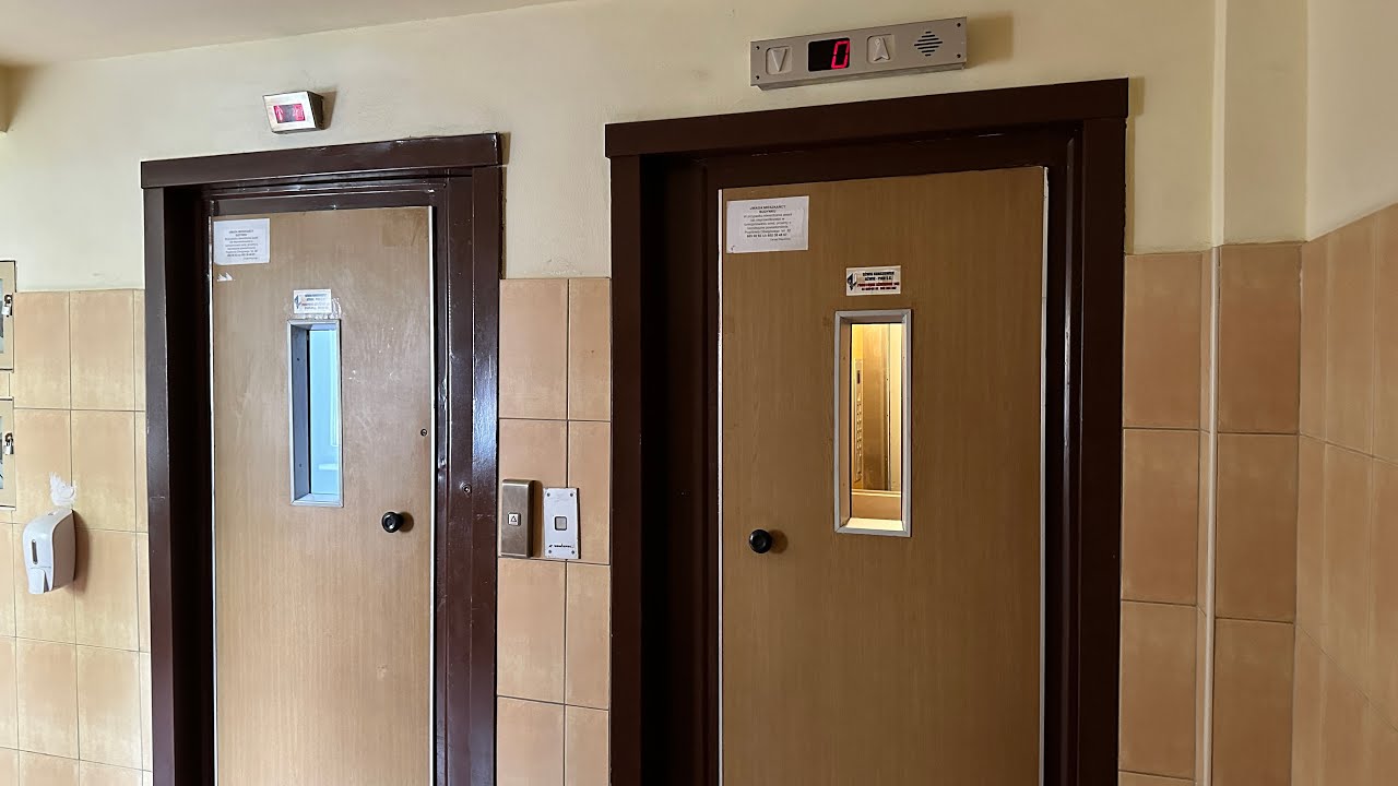 2x Dźwig-Pol z 1995 roku (1x mod. Dźwig-Pion). | Warszawa, ul. Rostworowskiego 14