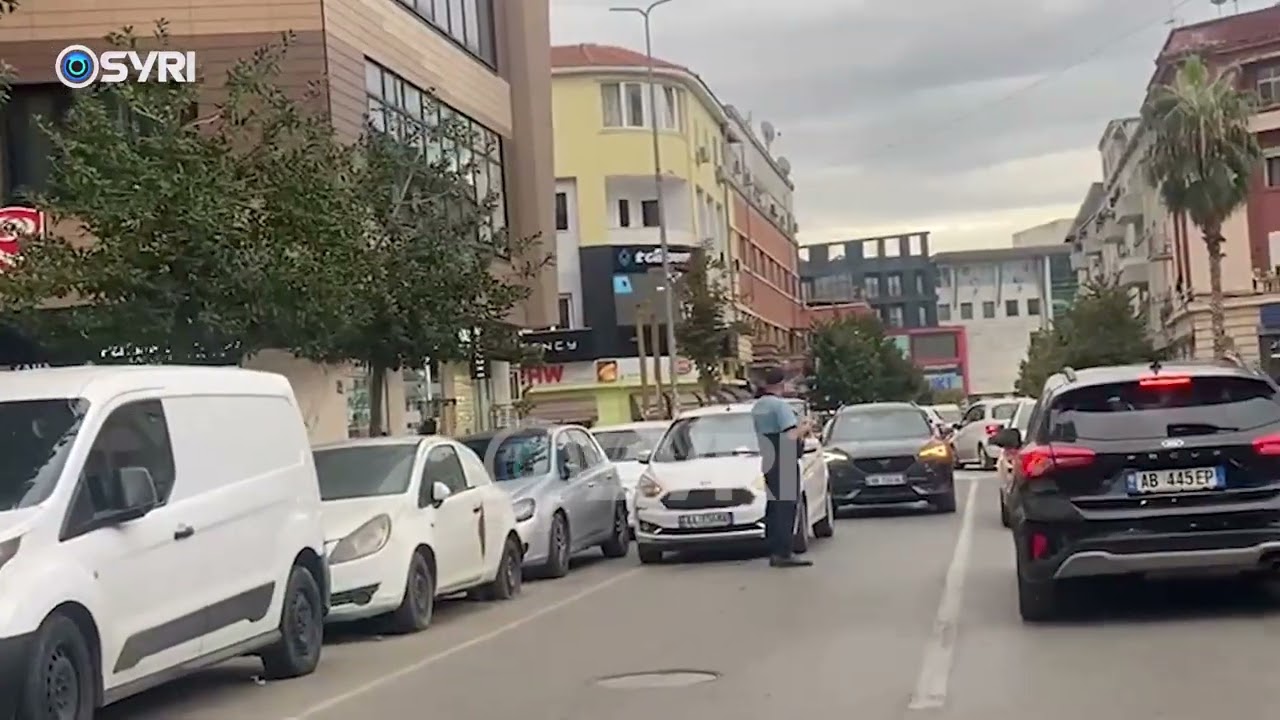 Durrësi në kolaps për një vend parkimi, rrugët e Durrësit si varreza makinash