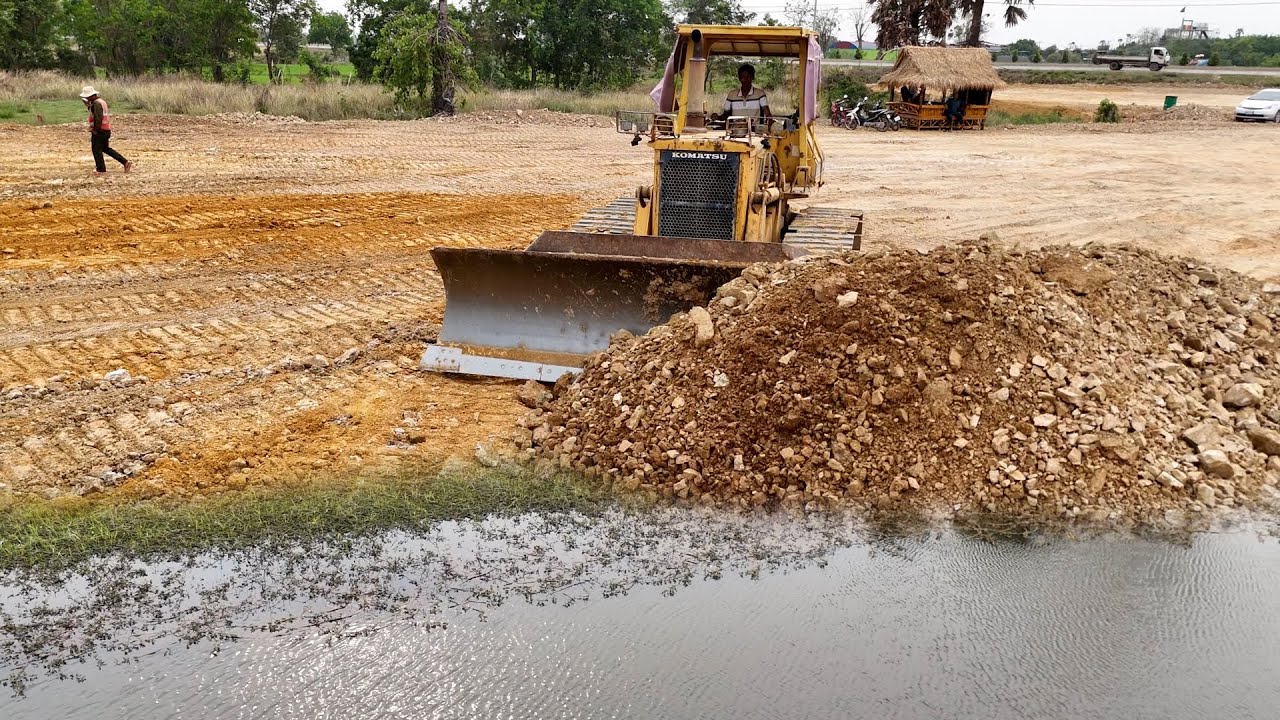 Satisfying Operator Skill Land Filling Machines By Dozer Komatsu D53P Push Leveling