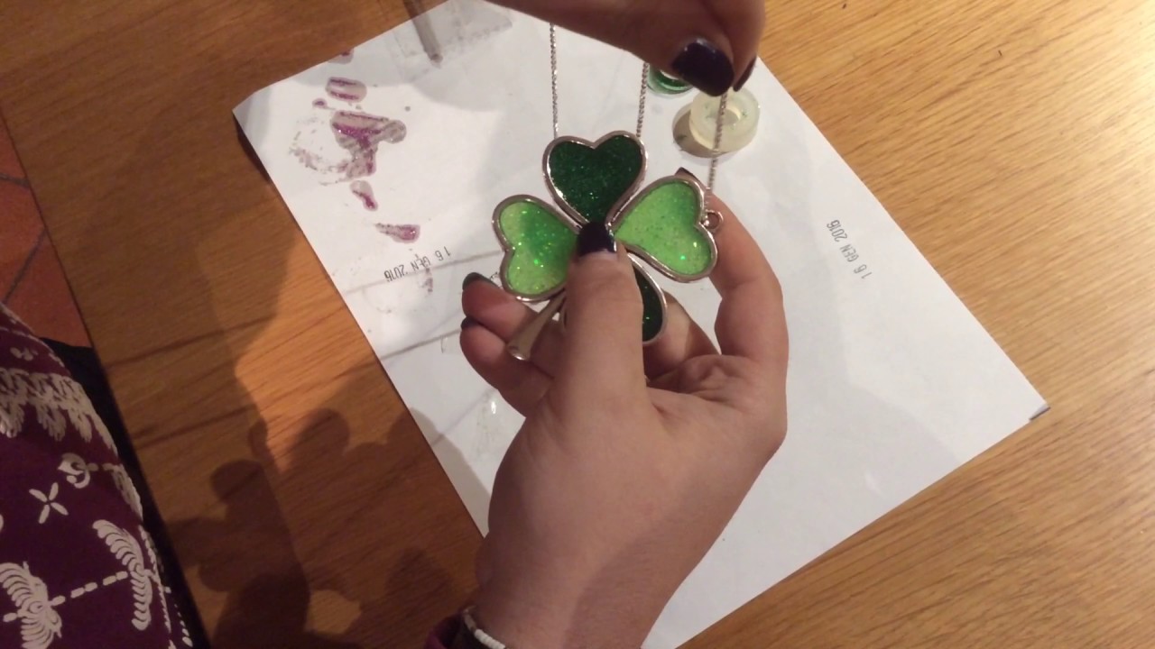 Scopriamo il ciondolo portafortuna decorato in resina 😉