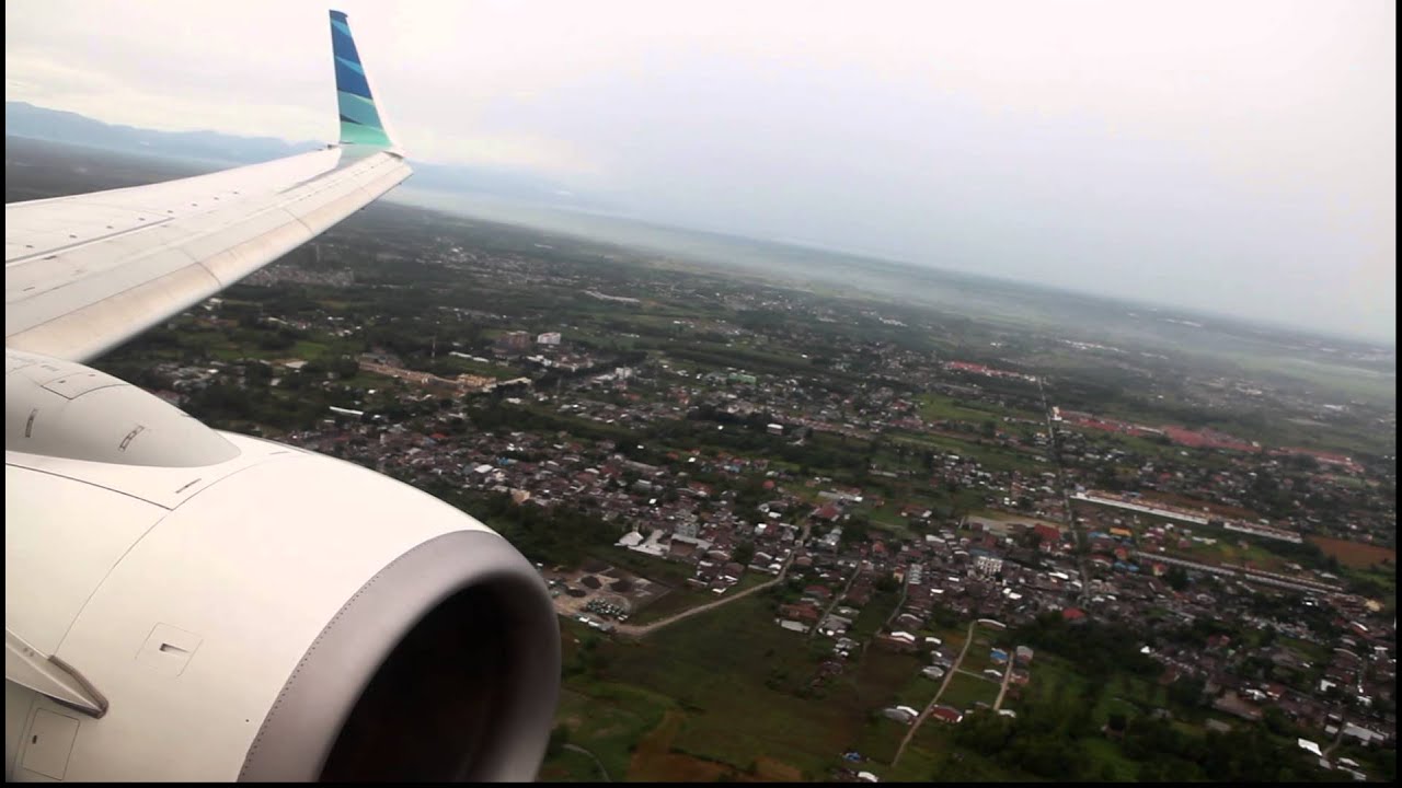 Garuda Indonesia B738 wet landing at Polonia Airport in Medan