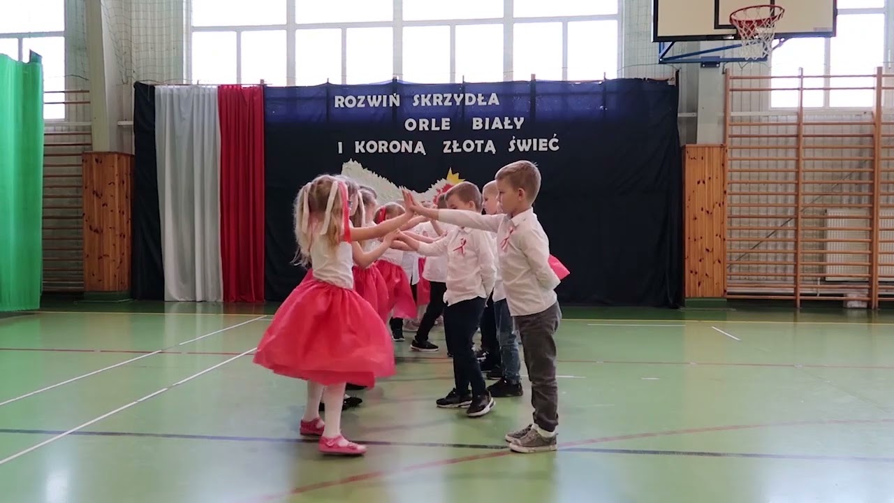 Polonez w wykonaniu dzieci z Zerówki z PSP w Łopienniku Nadrzecznym. Wych. Luiza Zabłocka