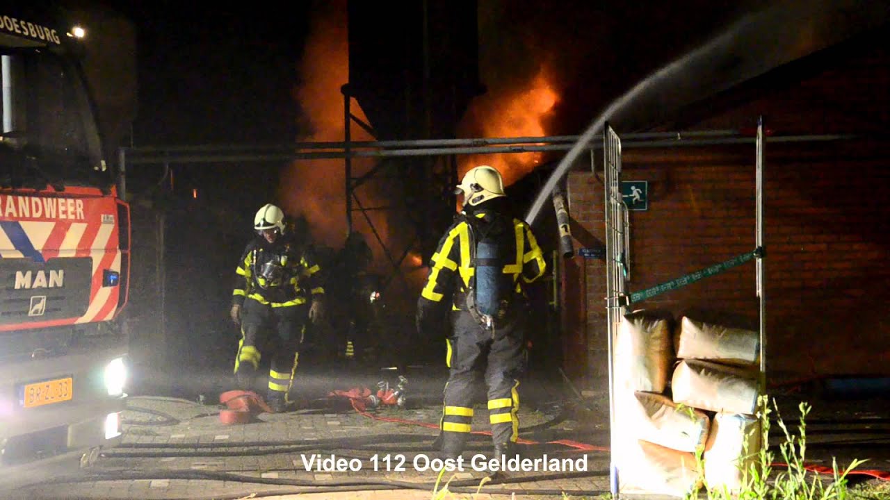 Grote uitslaande brand in varkensschuur Drempt, 700 varkens dood