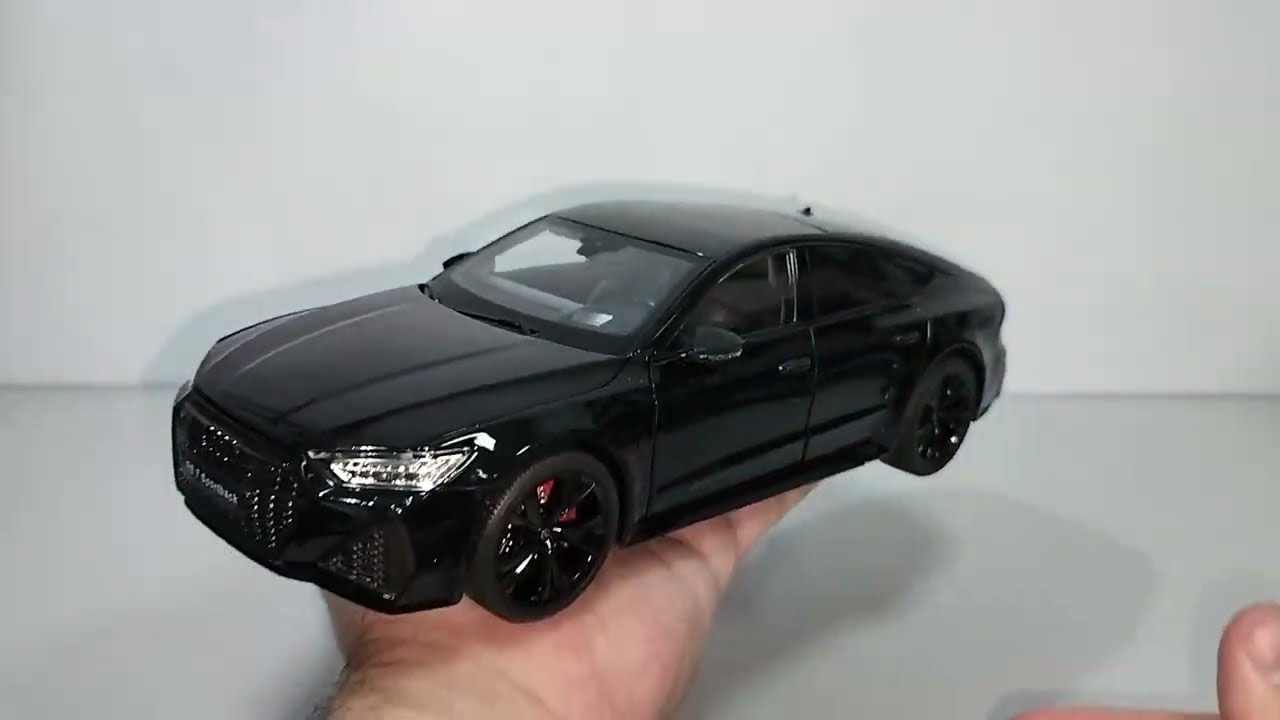 Audi RS7 Sportback Black  Warrior модель 1:18 с пультом-брелком Металлическая звук свет