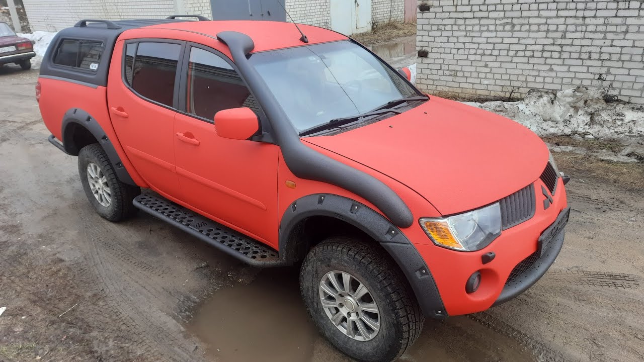 Яркая Mitsubishi L200 в защитном покрытии 