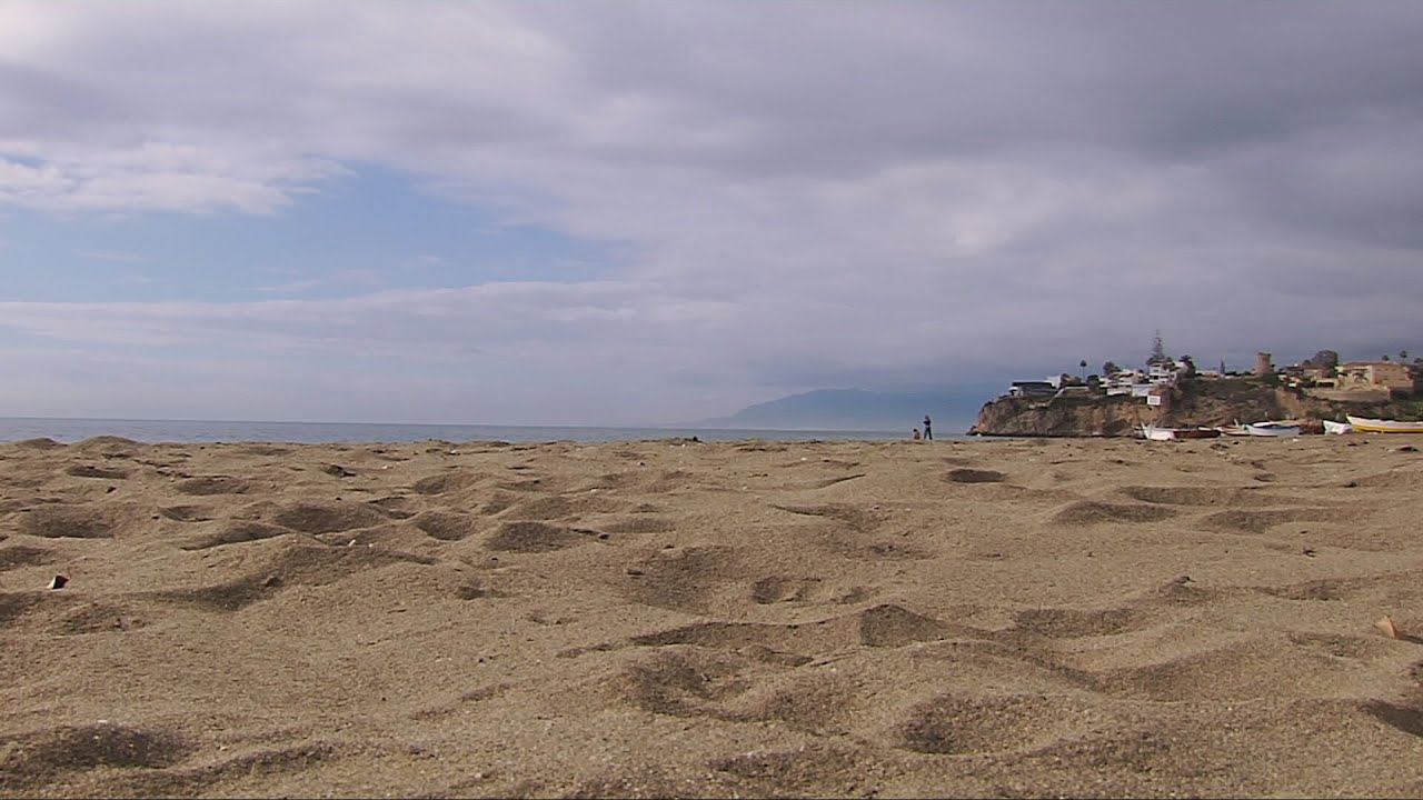 Los reporteros I El contraste verano-invierno de la costa de Andalucía cuando la playa muda la piel