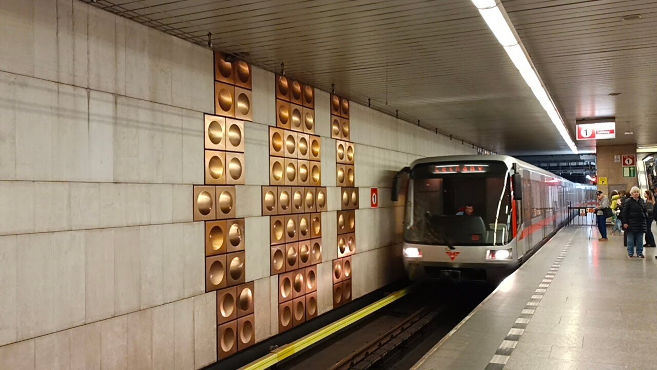 Metro na Lince C v useku H&aacute;je -  Flonc 
