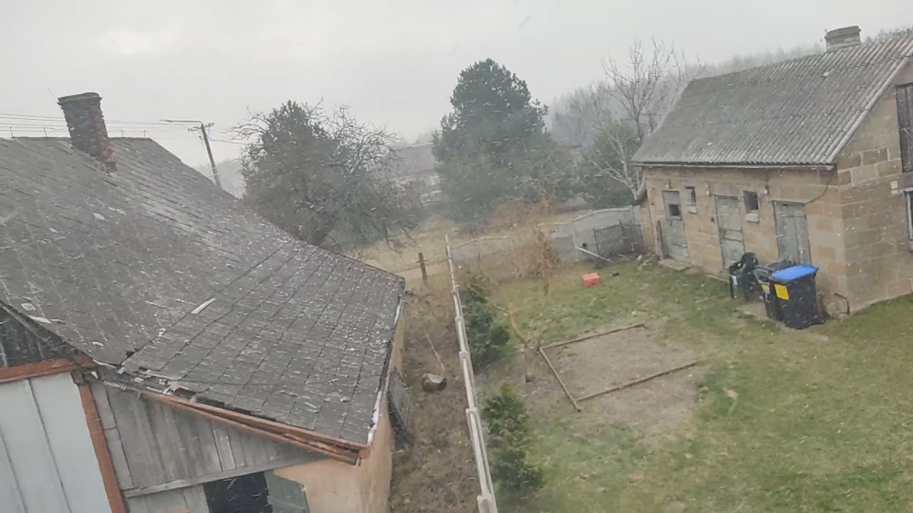 Zima nie odpuszcza- Kwietniowe silne opady śniegu nad Kunowem 07.04.2021r. godz. 11:15