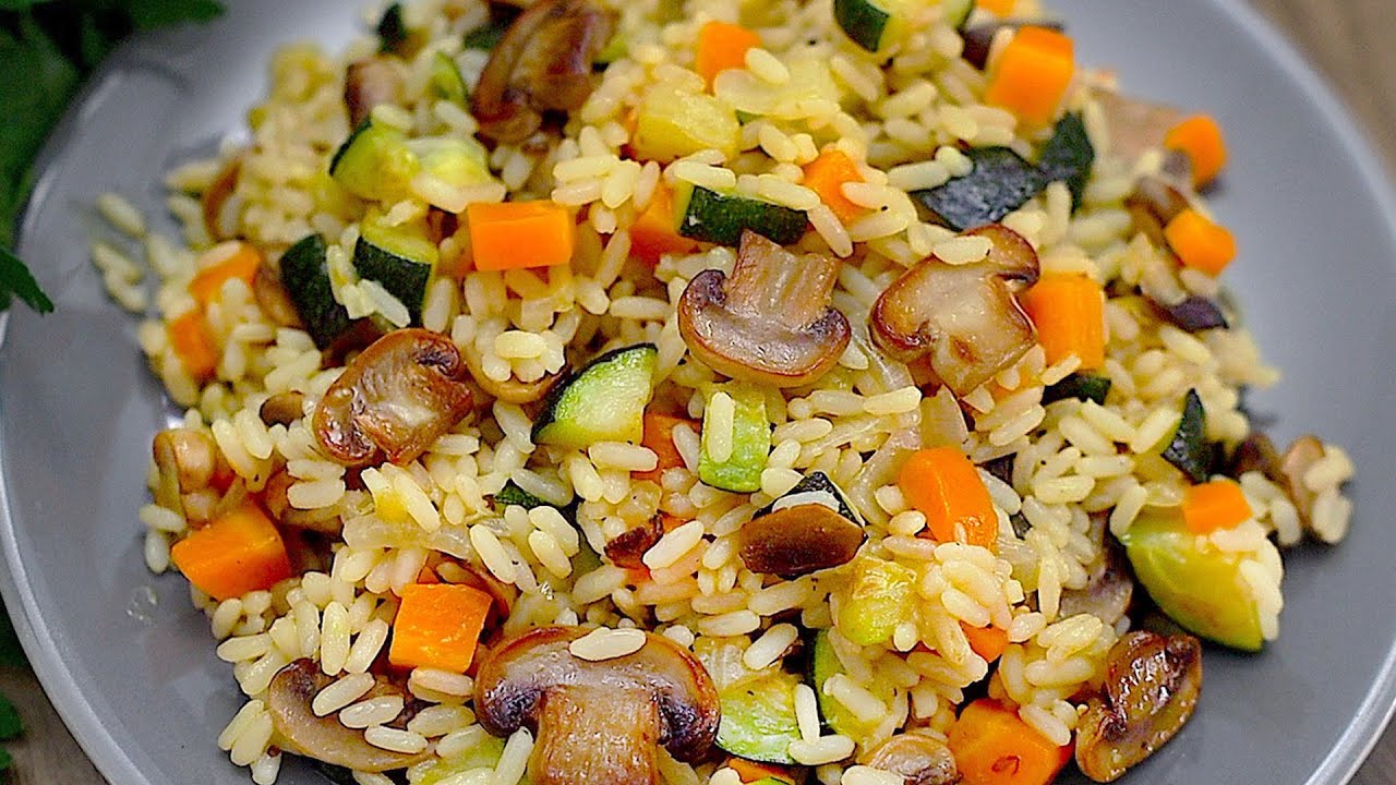 Reis mit Pilzen und Zucchini in einer Pfanne. Ein einfaches und leckeres Rezept.