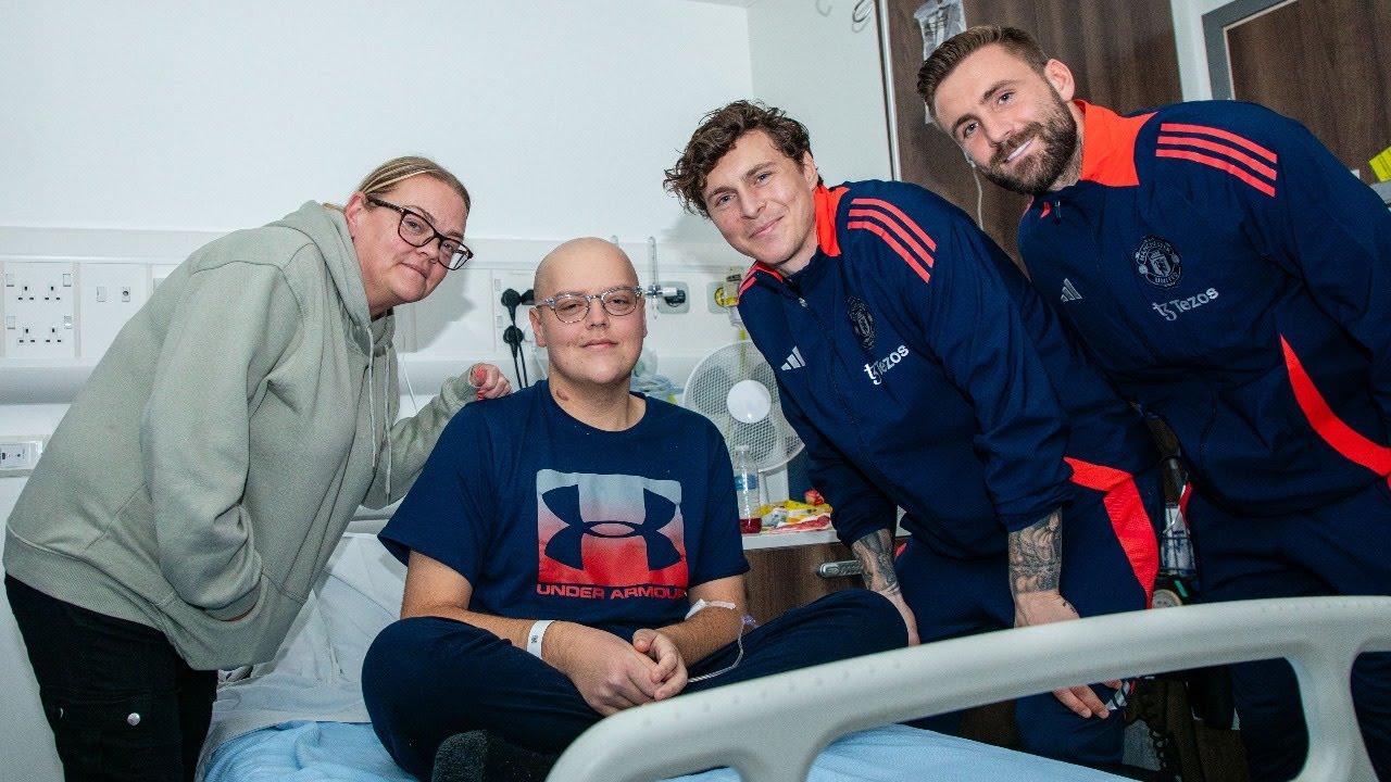 Manchester United players deliver Christmas presents and festive wishes to The Christie ❤️