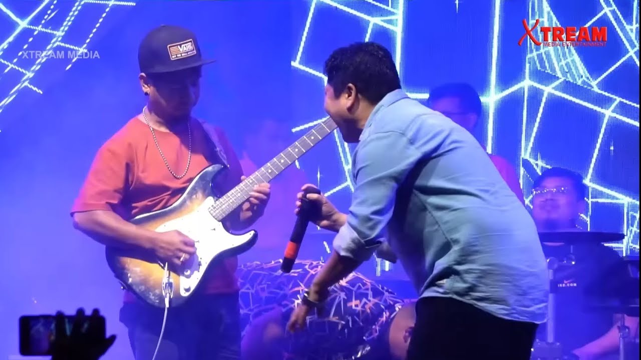 Ranbir Thouna with Abung Blue Superhit on Stage