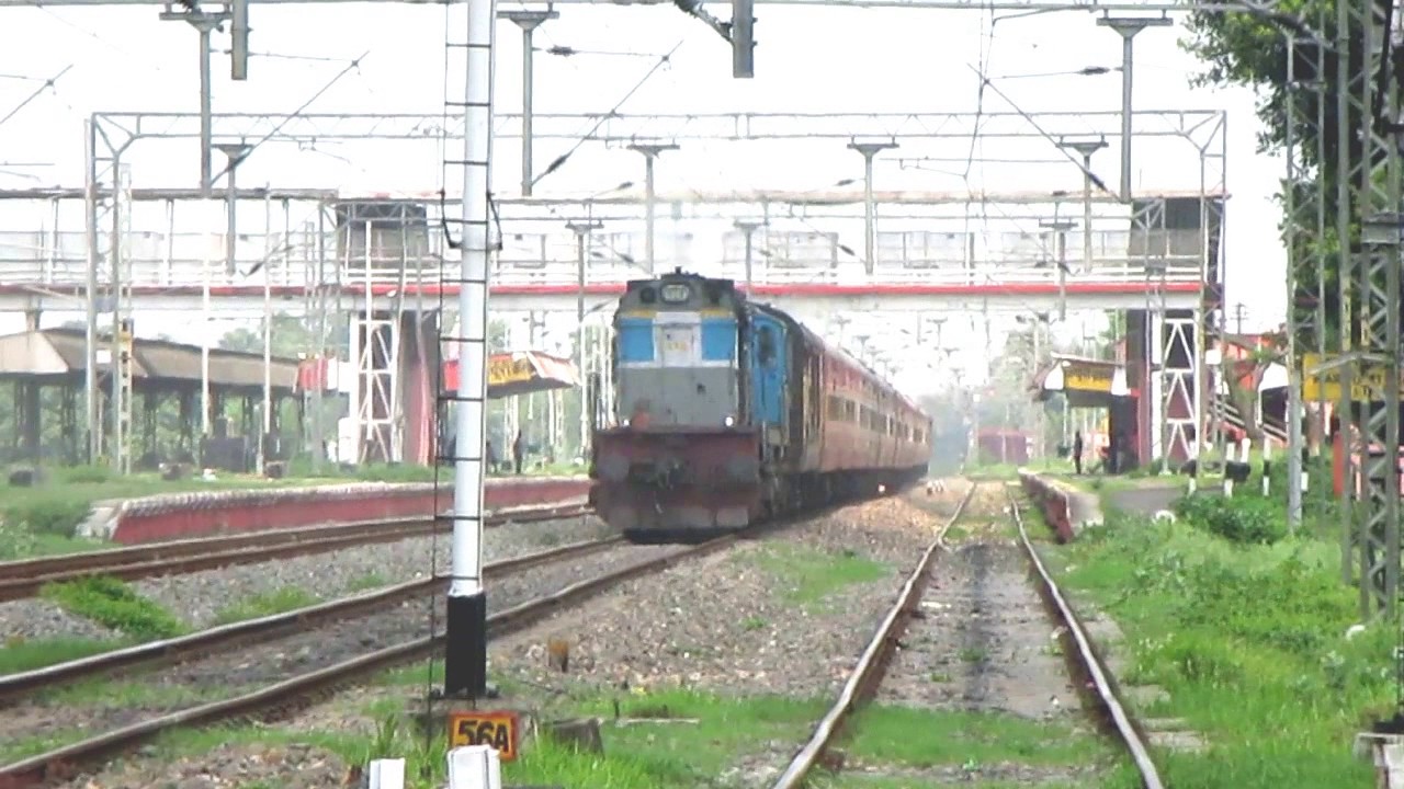 Darbhanga-Delhi AC Express Thrashes Karpurigram at Full Speed