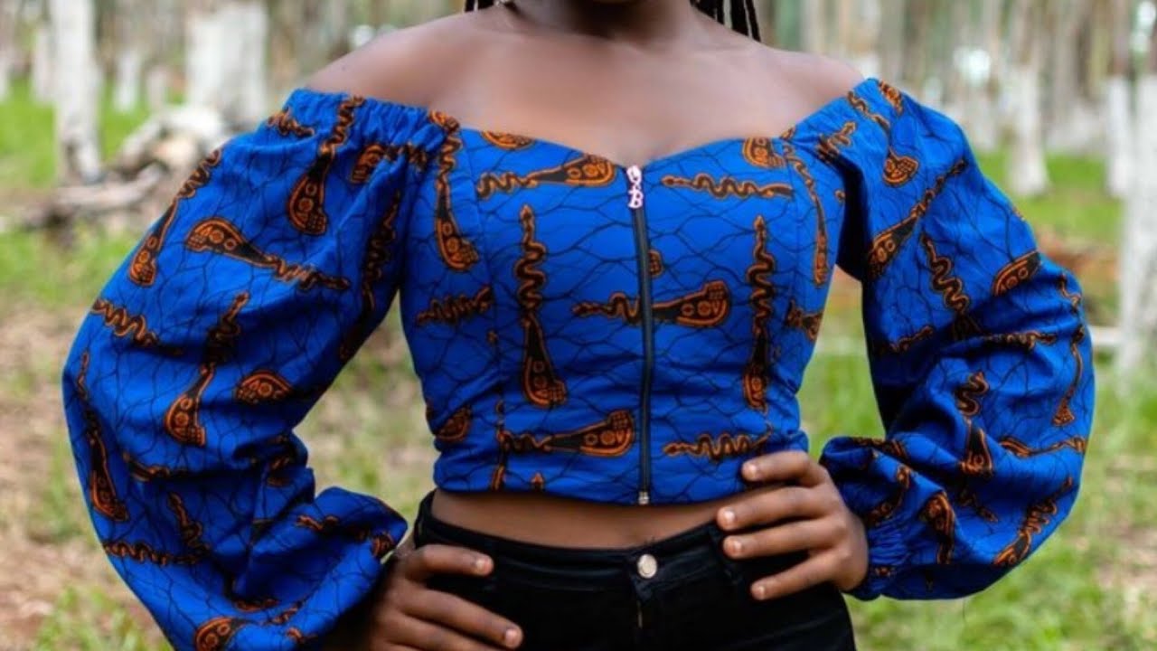 Off-shoulder crop top with front zipper (cutting and stitching) 