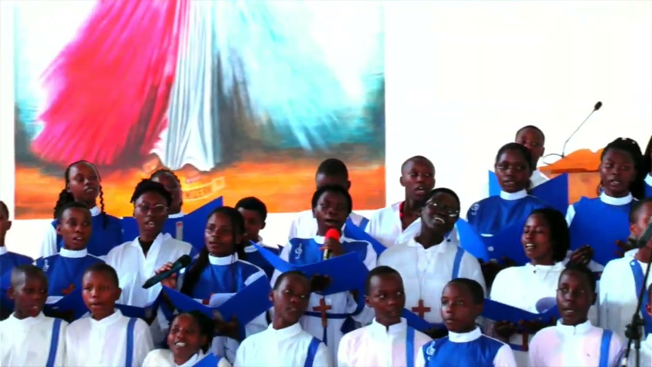 IYUMVIRE UKO PUERI CANTORES YA RUHANGO YAHAGURUKIJE ABANTU MUMARUSHANWA