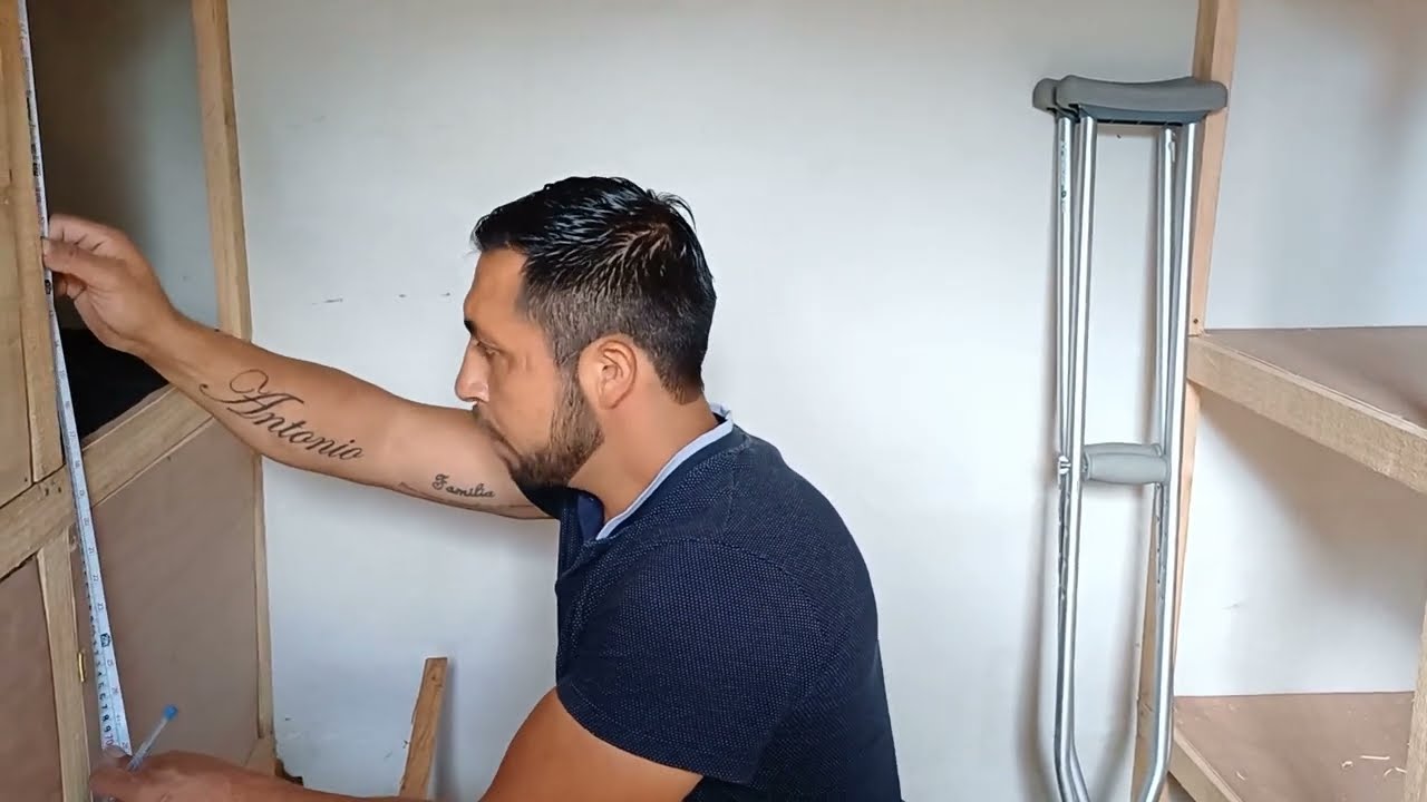 así estamos haciendo las puertas del cuarto de descanso de los gallos