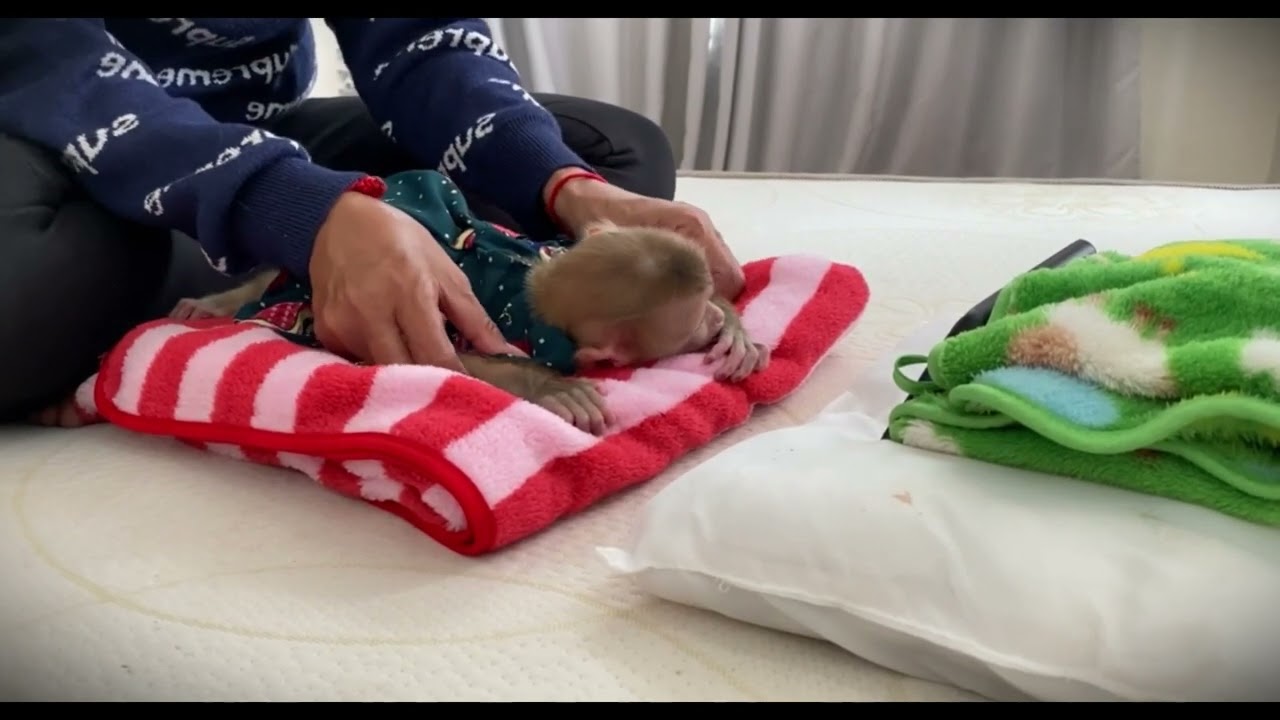 Mother hrd to do a massage for her BB while sleeping time