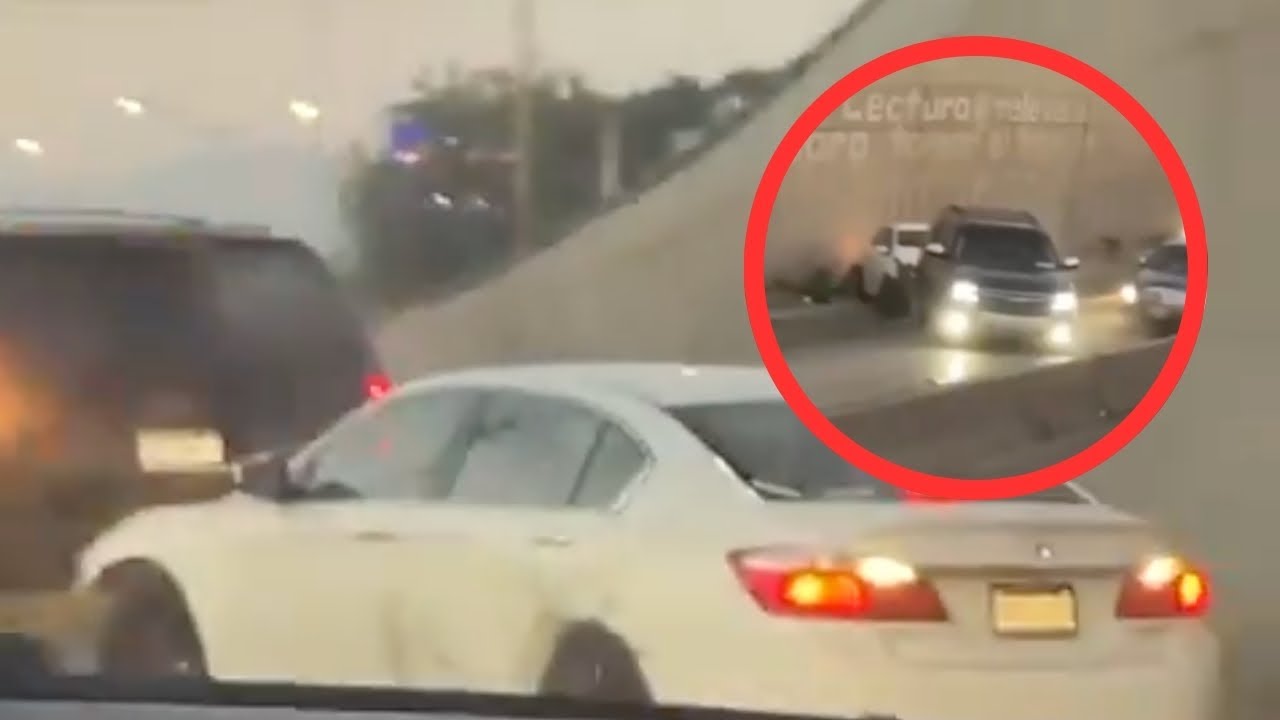 Embiste camioneta a auto en Tijuana y desata trifulca