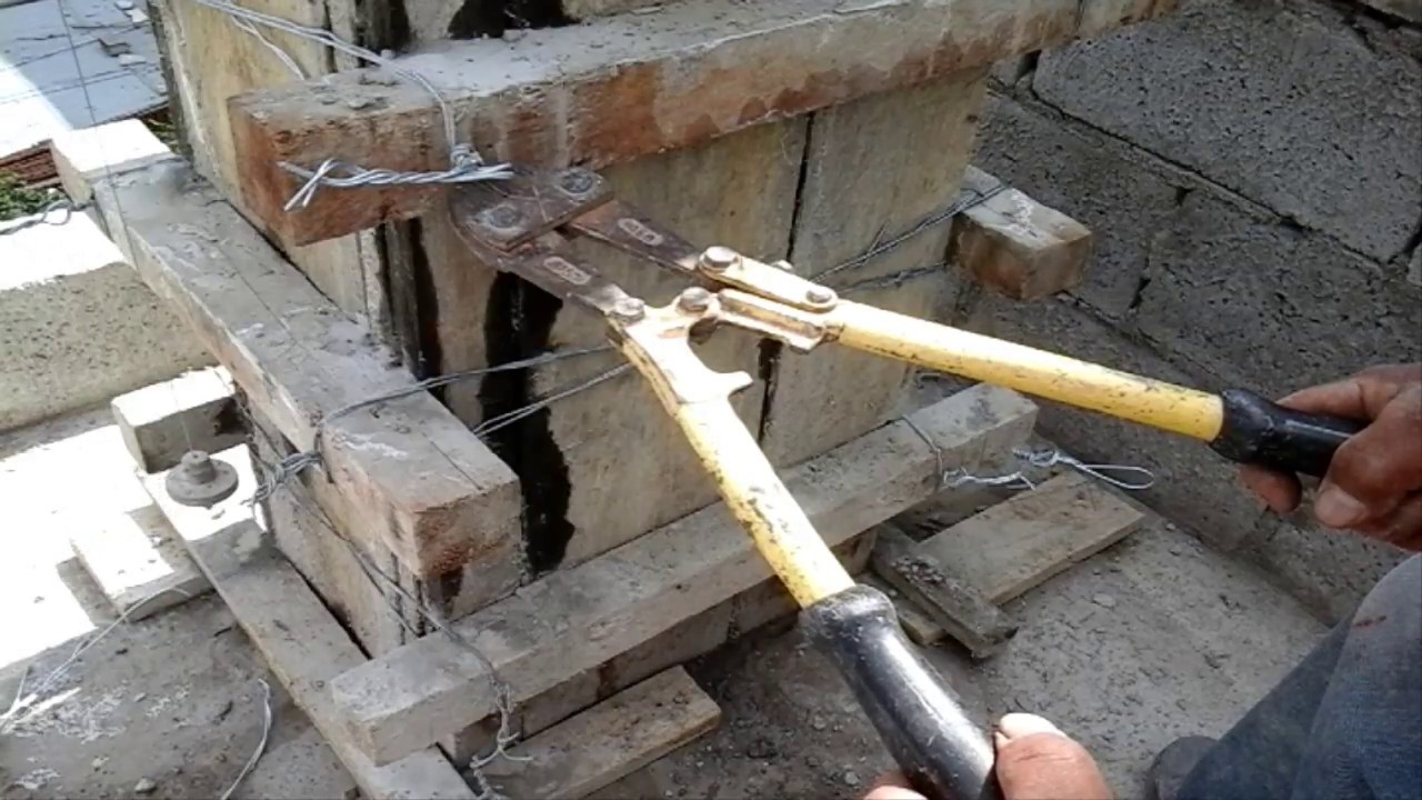 Desencofrado de una columna/Dismantling a column.