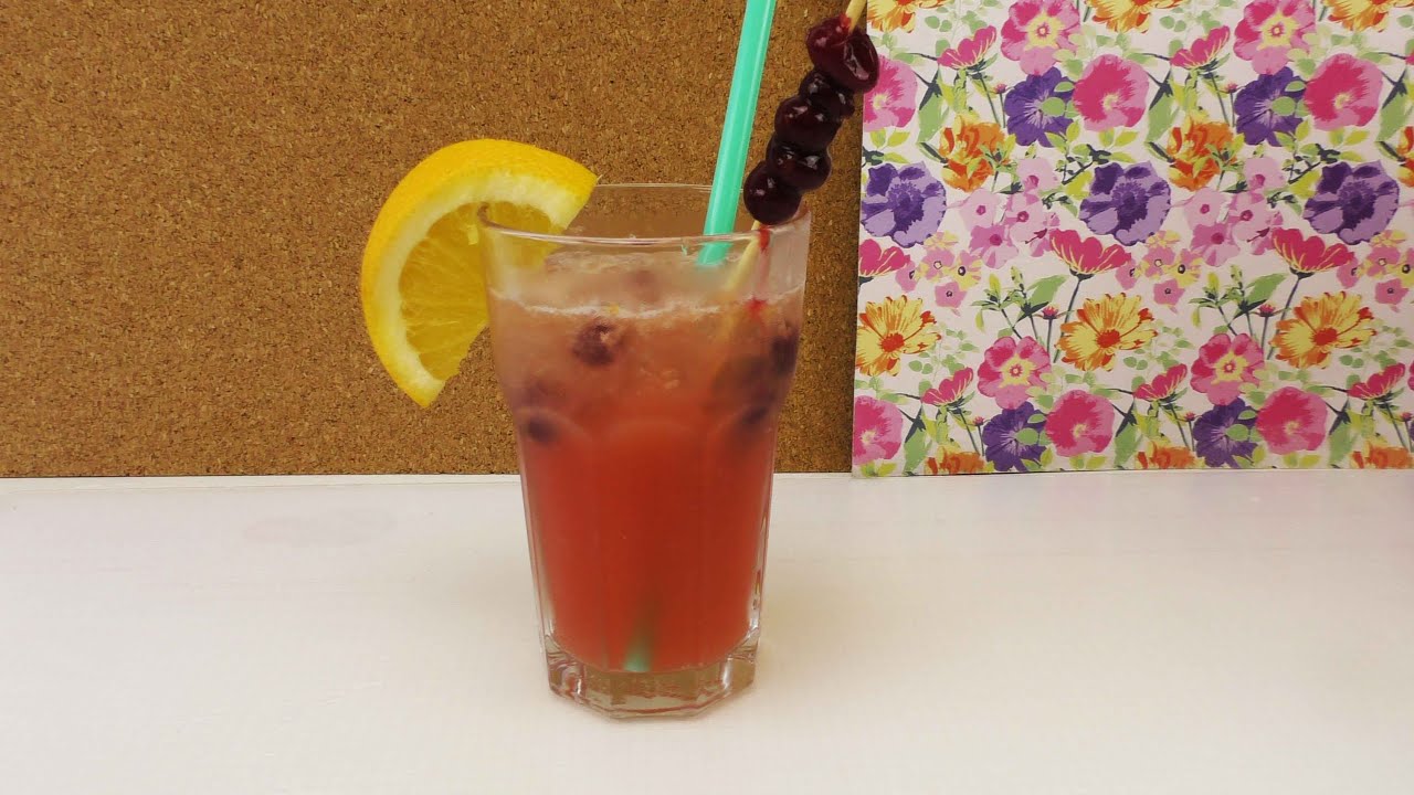 Rezept für einen Cocktail | Grapefruitsaft, Cranberrys, Crushed Ice & Bitter Lemon | Super lecker