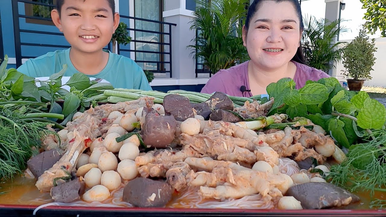 ขนมจีนน้ำยากะทิตีนไก่เปื่อยๆ 19 พฤศจิกายน พ.ศ.2565