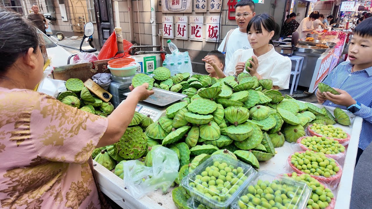 中國南昌本地人最愛美食街，特色街頭小吃遍佈，白糖糕熱罩子酥軟甜糯，新鮮出爐綠豆餅皮薄餡多，瓦罐煨湯搭配南昌拌粉簡直早餐絕配，茉莉花豆漿冰爽香甜，真材實料的雪豆腐更是一絕#江西南昌#南昌美食#大陸早市